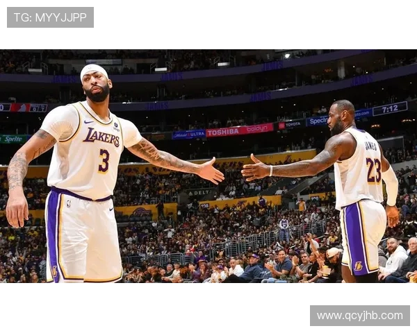 老詹与浓眉赛后同游游戏博主晒合影称赞詹姆斯为篮球之神